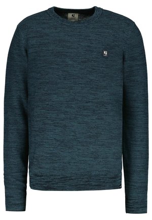 Sweter z długim rękawem i okrągłym dekoltem w ciemnoniebieskim dzianym materiale z subtelną, poziomą fakturą i małą kwadratową naszywką z logo na lewej piersi.