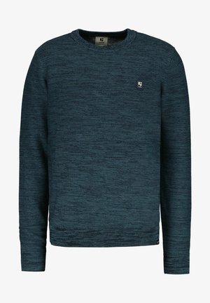 Sweter z długim rękawem i okrągłym dekoltem w ciemnoniebieskim dzianym materiale z subtelną, poziomą fakturą i małą kwadratową naszywką z logo na lewej piersi.