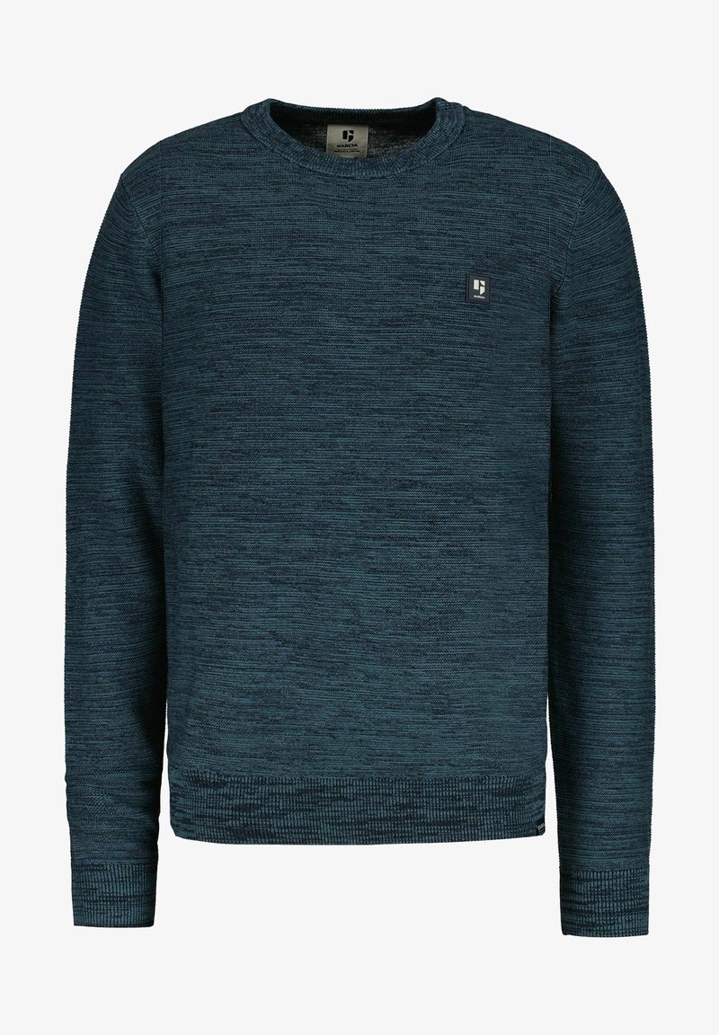 Pull à manches longues col rond en tissu tricoté bleu foncé avec une texture horizontale subtile et un petit patch logo carré sur la poitrine gauche.