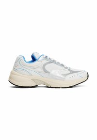 Sneaker bianco in mesh con accenti blu, pannelli metallici e suola testurizzata. Presenta un'intersuola morbida e una suola nera a contrasto.