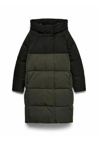 Paminkštintas paltas su aukštu apykakliu, juodos spalvos viršutine dalimi ir alyvuogių žalia apatine dalimi, pasižymintis ažūrine struktūra ir šoninėmis kišenėmis.