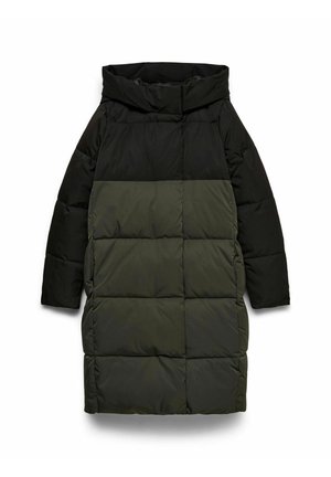 Paminkštintas paltas su aukštu apykakliu, juodos spalvos viršutine dalimi ir alyvuogių žalia apatine dalimi, pasižymintis ažūrine struktūra ir šoninėmis kišenėmis.