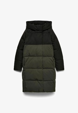 Polsterēta mēteli ar augstu apkakli, melnu augšdaļu un olīvu zaļu apakšdaļu, ar izšūtu faktūru un sānu kabatām.