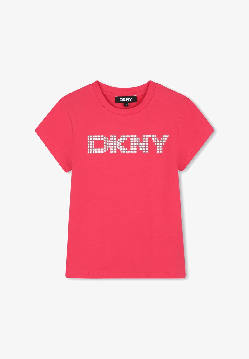 Camiseta de algodón rosa con un logo blanco texturizado de "DKNY" centrado en el pecho, con mangas cortas y un escote redondeado.
