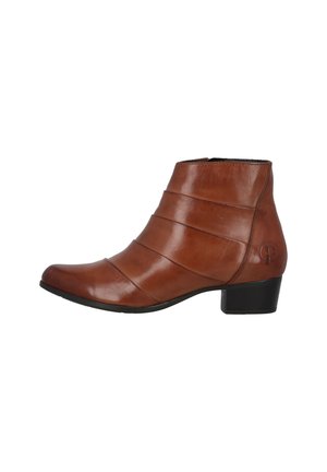 Bottines en cuir marron à bout pointu, avec des plis horizontaux et un petit talon bloc. Détail de logo subtil sur le côté.