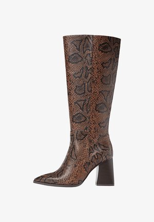 Brązowe i czarne kozaki do kolan w wzór węża, z zaostrzonym noskiem, teksturowaną powierzchnią i masywnym obcasem o warstwowym wyglądzie.