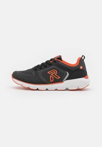 Czarne buty sportowe z siateczkową cholewką i pomarańczowymi akcentami, posiadające amortyzowaną podeszwę oraz sznurowanie dla wsparcia i komfortu.