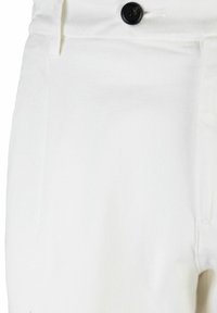 Pantaloni bianchi in cotone con design a gamba dritta, chiusura con un singolo bottone nero e una sottile texture a coste diagonali.