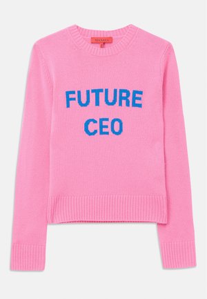 Rosa strikket genser med blå tekst "FUTURE CEO" på forsiden, med ribbede mansjetter, kant og krage.