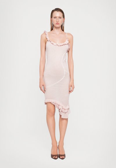 Lichtroze aangesloten jurk met een gerimpelde halslijn en een asymmetrische zoom. Gladde textuur en dunne bandjes, gecombineerd met bruine open teen hakken.
