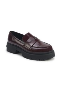 Burgundi värvi patend nahast loafer, millel on paks must kummitald ja madal konts, ning millel on ülemise osal rihma detail.