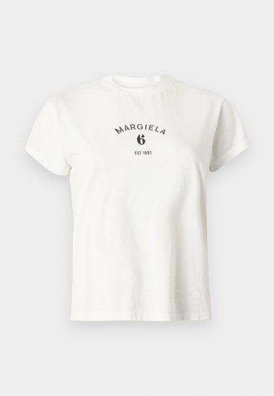 Λευκό T-shirt με κοντά μανίκια και στρογγυλή λαιμόκοψη με μαύρο κείμενο "MARGIELA 6 EST 1997" κεντραρισμένο στο στήθος.