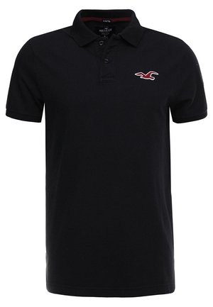 Černé polo tričko vyrobené z elastické tkaniny; má klasický límec, dvoubarevný knoflíkový zapínání a malé červené logo na levé straně.