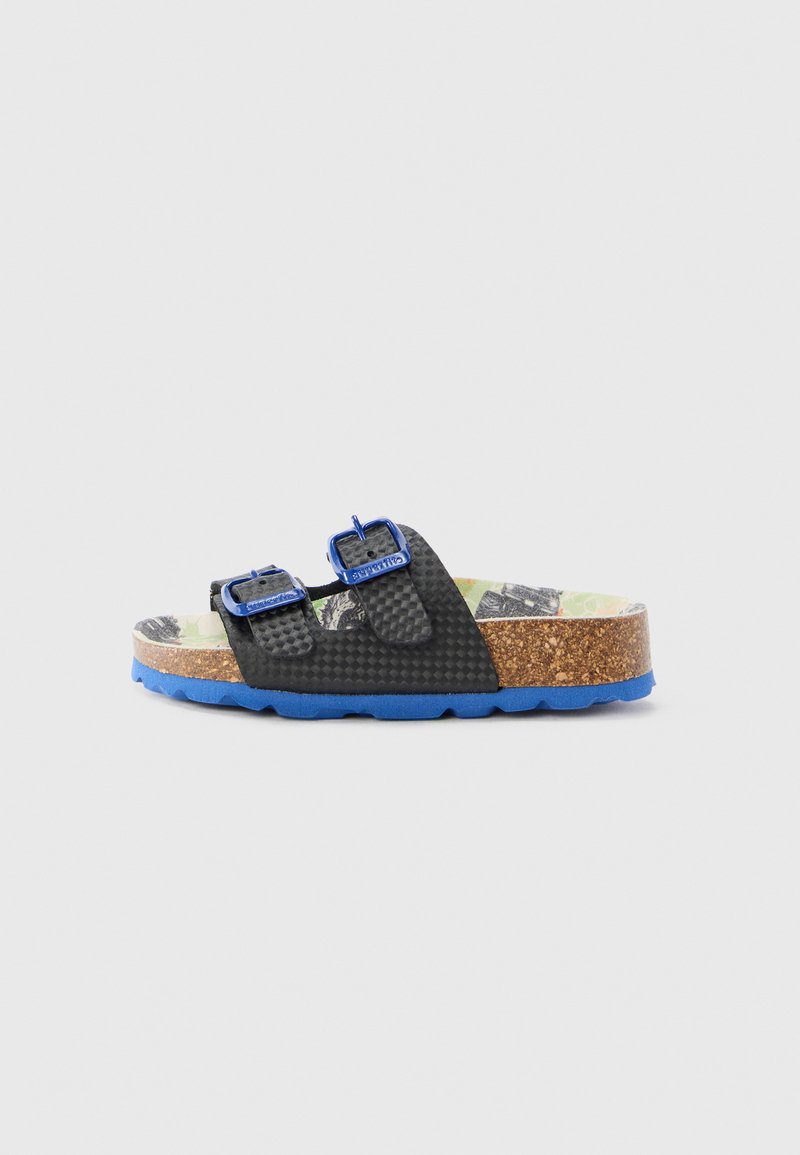 Sandalo slide nero con texture, fibbie blu e sottopiede in sughero. Presenta una soletta colorata e decorata e una suola esterna blu resistente.