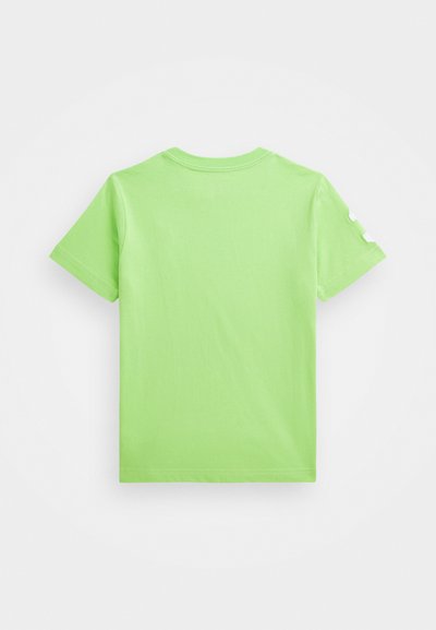 T-shirt κοντομάνικο σε φωτεινό πράσινο χρώμα από βαμβάκι, με στρογγυλή λαιμόκοψη και λεία υφή, χωρίς ορατά γραφικά ή σχέδια στην πλάτη.