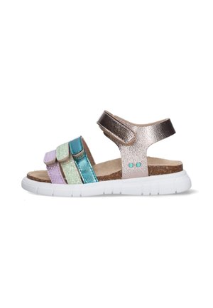 Open sandaal voor kinderen met een metalen roségouden enkellint en drie pastelgekleurde verstelbare bandjes over de voet, op een witte zool.