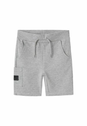 Shorts in cotone grigio con vita elastica, cordoncino, tasche laterali e tasca applicata. Presenta un piccolo etichetta nera sul lato.