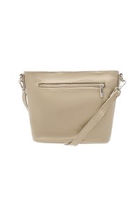 Borsa a tracolla in pelle beige con superficie testurizzata, forma rettangolare, tracolla regolabile e tasca frontale con zip. Finiture in metallo argentato.