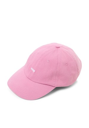 Różowa bawełniana czapka bejsbolowa z zakrzywionym daszkiem i małym białym haftowanym logo "áserp" na przednim panelu, prezentowana na białym tle.