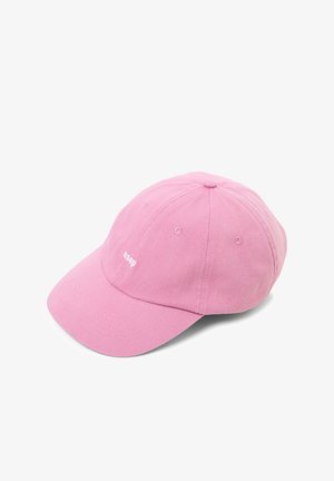 Rosa Baumwoll-Baseballcap mit gebogenem Schirm und kleinem weißem "áserp"-Logo, das auf der Vorderseite eingestickt ist, auf weißem Hintergrund dargestellt.