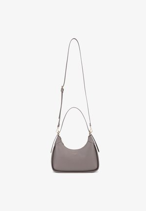 Sac à main de style hobo en cuir gris clair. Présente une seule bandoulière et une fermeture éclair, avec des accents subtils en or.