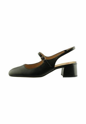 Zapato slingback de cuero negro con tacón bajo de bloque y correa ajustable con hebilla sobre el empeine, mostrado de perfil.
