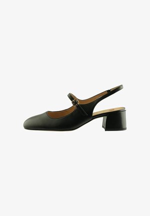 Zwarte leren slingback schoen met een lage blokhak en verstelbare gesp over de wreef, zijaanzicht.