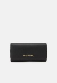 Portofel din piele neagră cu o suprafață texturată, având un logo auriu "VALENTINO" pe partea din față. Design pliat, formă compactă.