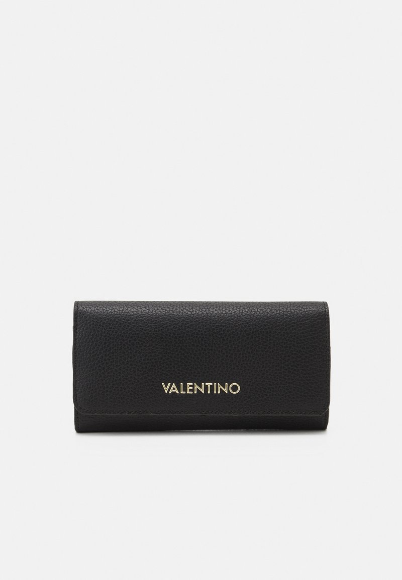 Portofel din piele neagră cu o suprafață texturată, având un logo auriu "VALENTINO" pe partea din față. Design pliat, formă compactă.