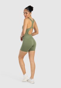 Bodysuit atlético en verde oliva con diseño de espalda nadadora, que presenta un detalle cortado en la parte posterior y un largo ajustado corto.