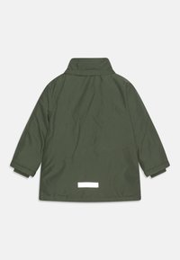 Veste imperméable pour enfants de couleur vert foncé avec un col montant, des manches longues et une bande réfléchissante près de l'ourlet inférieur arrière.