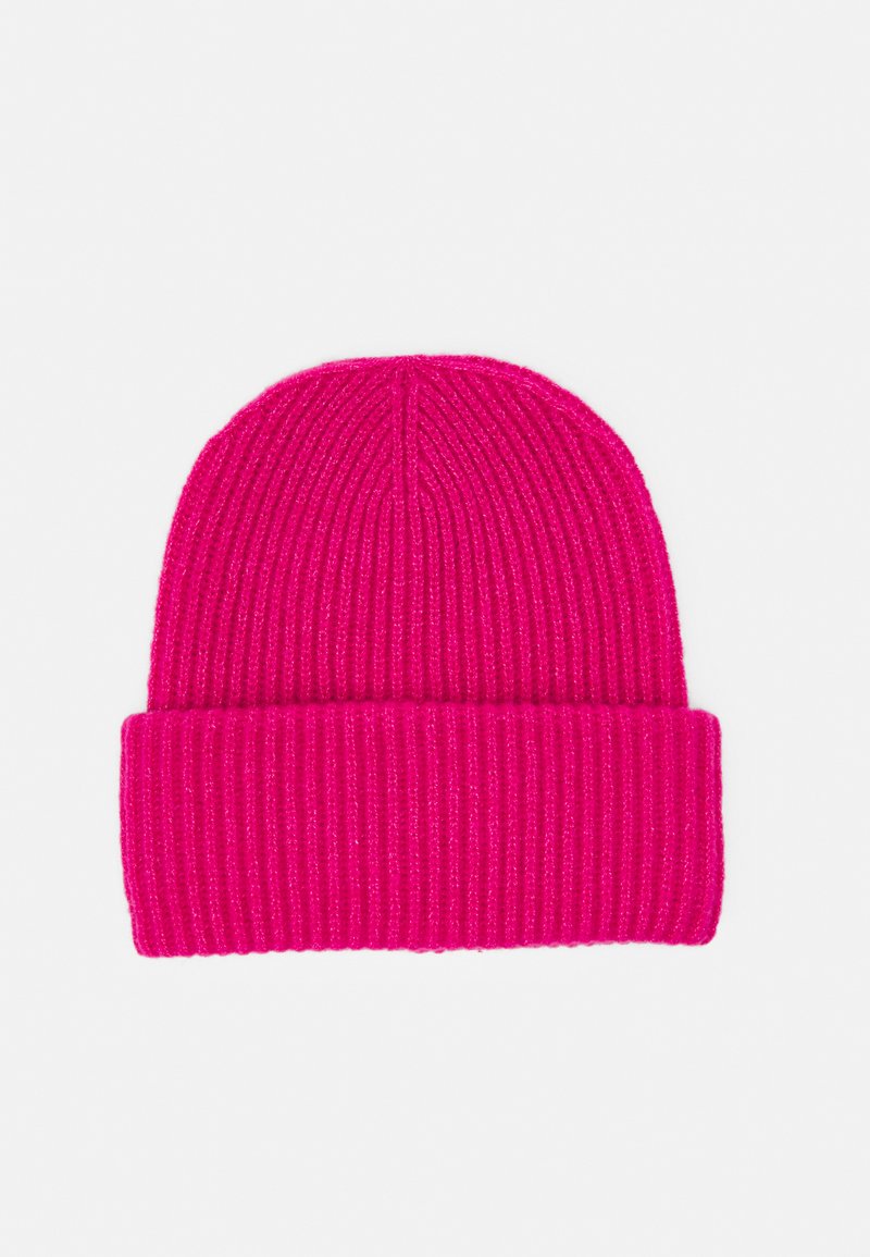 Bonnet tricoté en rose vif, présentant une texture côtelée, un revers replié et une couronne sans couture. Matériau doux pour chaleur et confort.