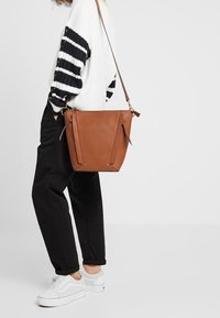 LYDC London Borsa a mano - cognac