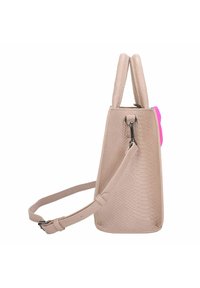 Borsa beige in finta pelle di serpente con forma strutturata, manici superiori e tracolla removibile. Presenta un brillante dettaglio accentato di colore rosa vivo sul lato.