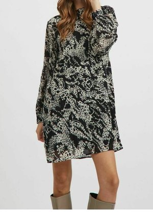 Schwarz-weiß gemustertes Shift-Kleid mit langen Ärmeln, gefertigt aus einem transparenten Stoff. Verfügt über einen runden Ausschnitt und eine lockere Passform.