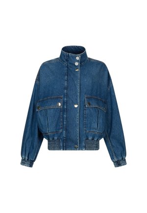 Giacca di denim con collo alto, chiusura con bottoni, due tasche sul petto, polsini ed orlo inferiore elastici, in una tonalità di blu medio.