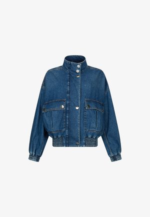 Giacca di denim con collo alto, chiusura con bottoni, due tasche sul petto, polsini ed orlo inferiore elastici, in una tonalità di blu medio.