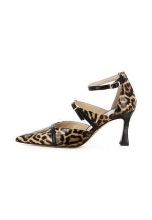 Chaussure à talon haut en imprimé léopard avec des accents en cuir verni noir, bout pointu, bride de cheville et un talon fin de 5 cm. Doublure intérieure beige.