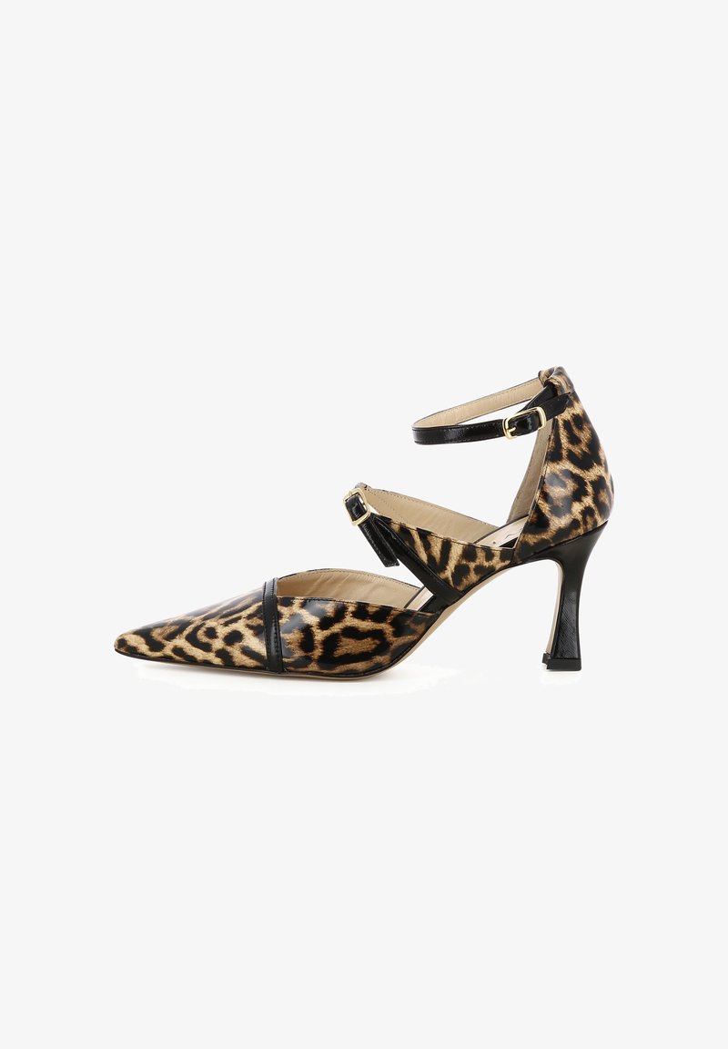 Scarpa con tacco alto in stampa leopardata con dettagli in pelle verniciata nera, punta affilata, cinturino alla caviglia e tacco sottile di 5 cm. Fodera interna beige.