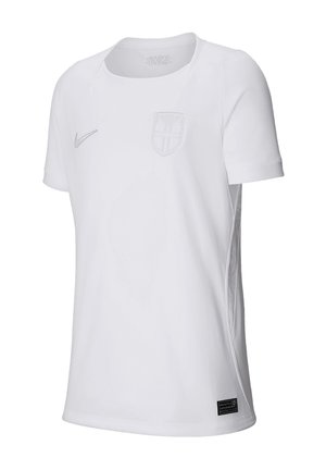 Weißes Sport-T-Shirt mit kurzen Ärmeln und rundem Ausschnitt, dezent besticktem Wappen auf der Brust und kleinem Nike-Logo vorne.