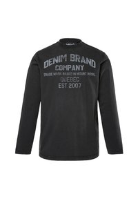 Schwarzes T-Shirt aus Baumwolle mit langen Ärmeln, das vorn grafischen Text in Grau zeigt. Runder Ausschnitt mit geripptem Trim. Lässige Passform und minimalistisches Design.