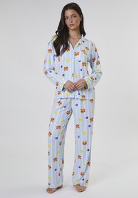 Blau gestreiftes Pyjama-Set aus leichtem Stoff, mit einem Muster aus Pfannkuchen und Obst. Langärmliges Oberteil mit Knopfverschluss und passenden Hosen.