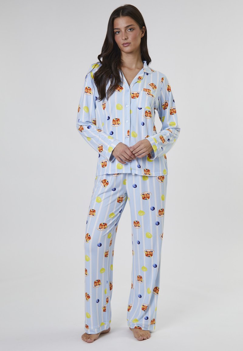 Blau gestreiftes Pyjama-Set aus leichtem Stoff, mit einem Muster aus Pfannkuchen und Obst. Langärmliges Oberteil mit Knopfverschluss und passenden Hosen.