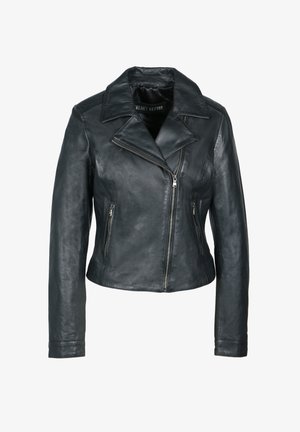 Zwarte leren motorjack met een getailleerd ontwerp, brede revers en twee ritszakken. Soepele textuur en asymmetrische voorrits.