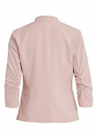 Světle růžový přizpůsobený blazer s trojčtvrtečními nabíranými rukávy, vyztuženými zadními švy a jednoduchým límcem, zobrazený zezadu.