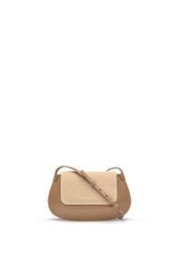 Sac à main en cuir tan avec un rabat en daim, de forme arrondie, avec une bandoulière réglable et un design minimaliste. Texture lisse avec des coutures visibles.