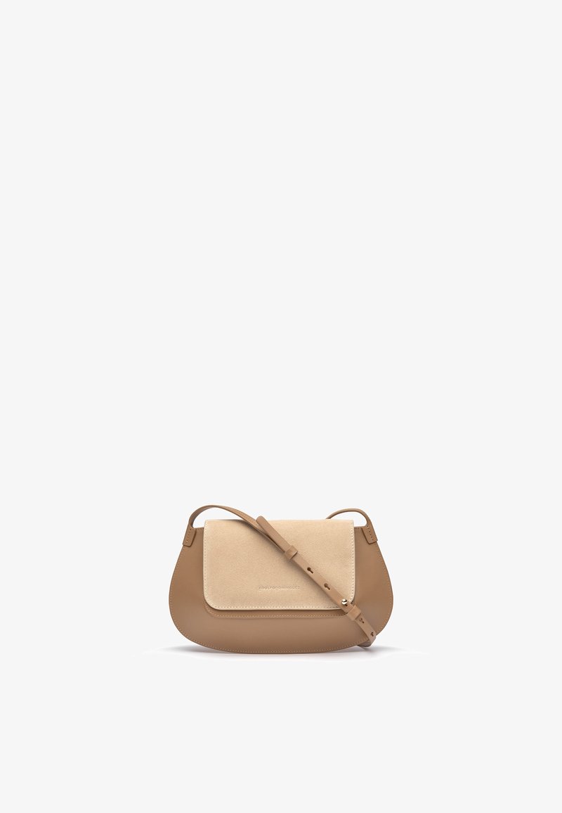 Skórzana torebka w kolorze tan z zamszowym klapem, okrągły kształt, regulowany pasek i minimalistyczny design. Gładka tekstura z widocznym szwem.