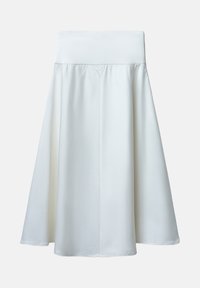 Jupe blanche en tissu lisse, avec une taille haute et une forme évasée, d'une longueur au genou et à texture lisse.