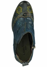 Stivaletto alla caviglia in tessuto blu con punta decorativa nera, motivi floreali gialli, chiusura con zip e dettagli in rilievo lungo i bordi.