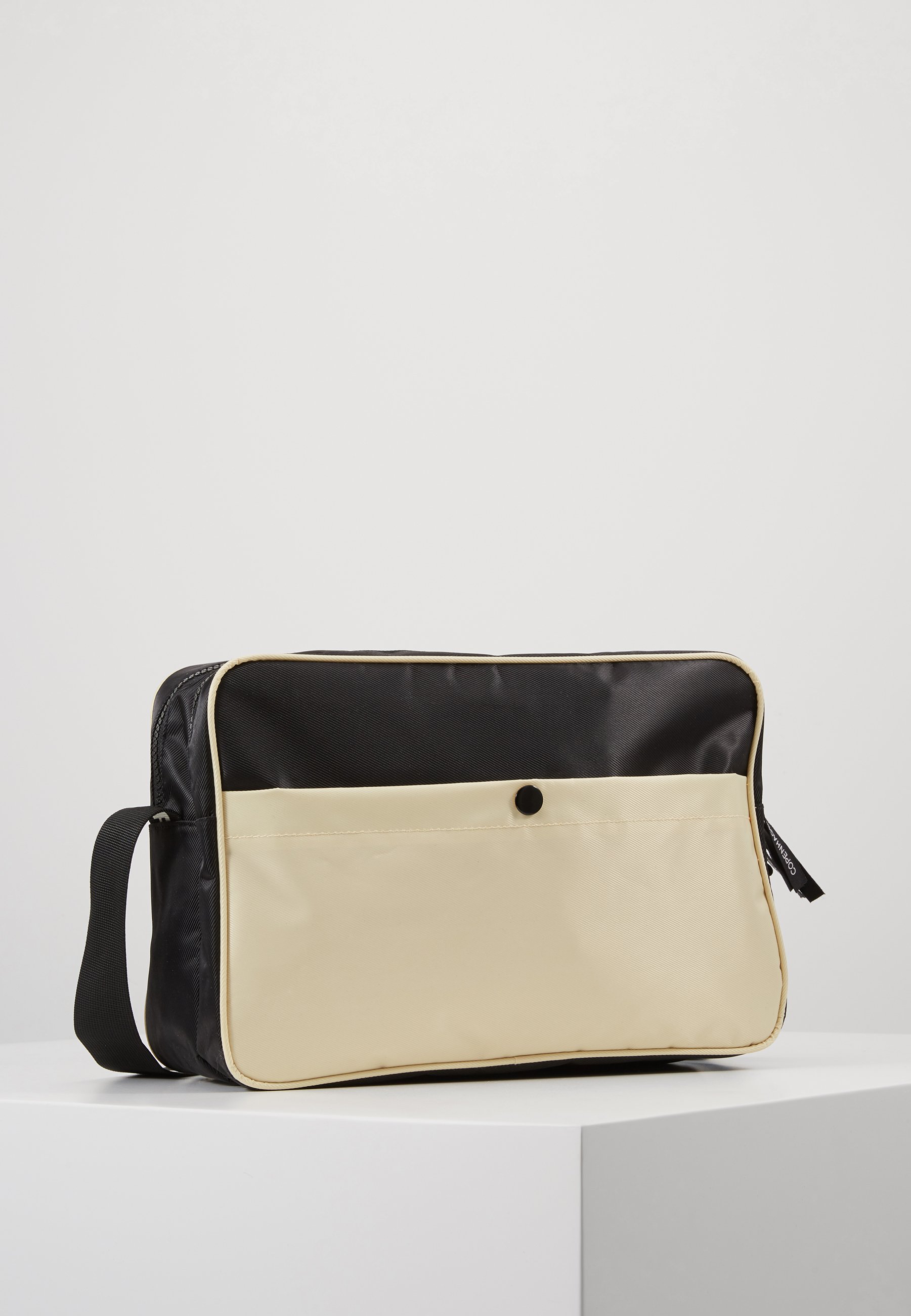 Mads Nørgaard BEL COUTURE CAPPA BASE Skulderveske black Mads Nørgaard BEL COUTURE CAPPA BASE Skulderveske black